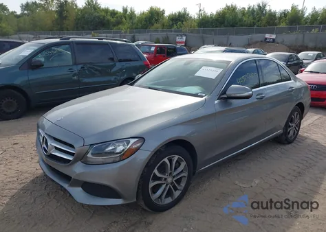 2015 Mercedes-Benz C 300 4Matic из США, поврежденный, VIN 55SWF4KB9FU077537